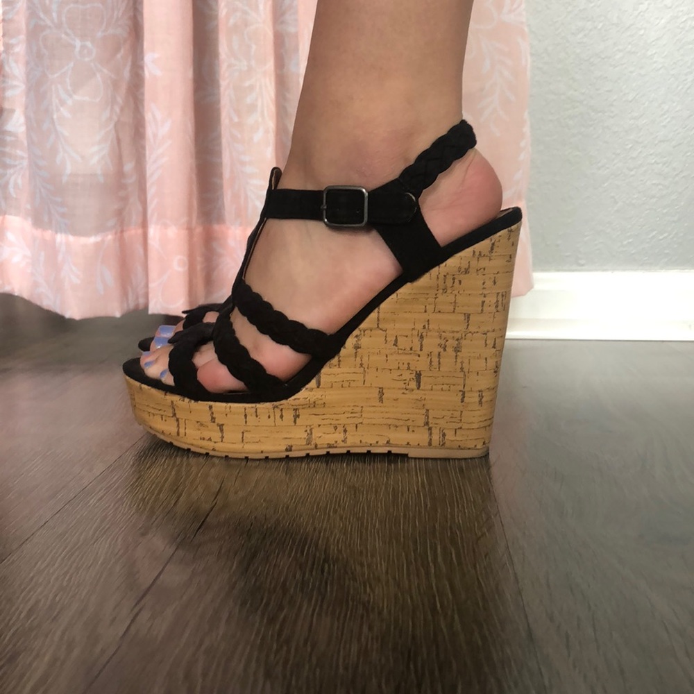 black strappy wedges